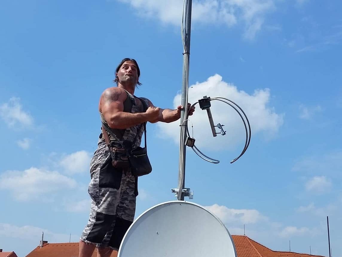 Montáž satelitu a antén na střeše rodinného domu